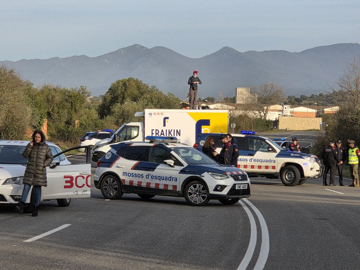 danicornella's tweet photo. Tallada la carretera que porta a la base militar de Sant Climent Sescebes! Acció sorpresa, de bon matí, amb un camió tallant la carretera i un agent rural a sobre, per evitar que es realitzi el curs dels agents rurals a la base militar!
#ProuMilitarització #ProuEspanyolització https://t.co/b17jBXaoAo