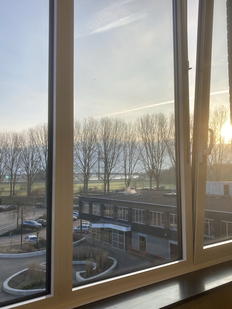 ‘een schip kwam langzaam stroomaf door de brug gevaren…’ - vanuit mijn lokaal mag ik het elke dag aanschouwen.