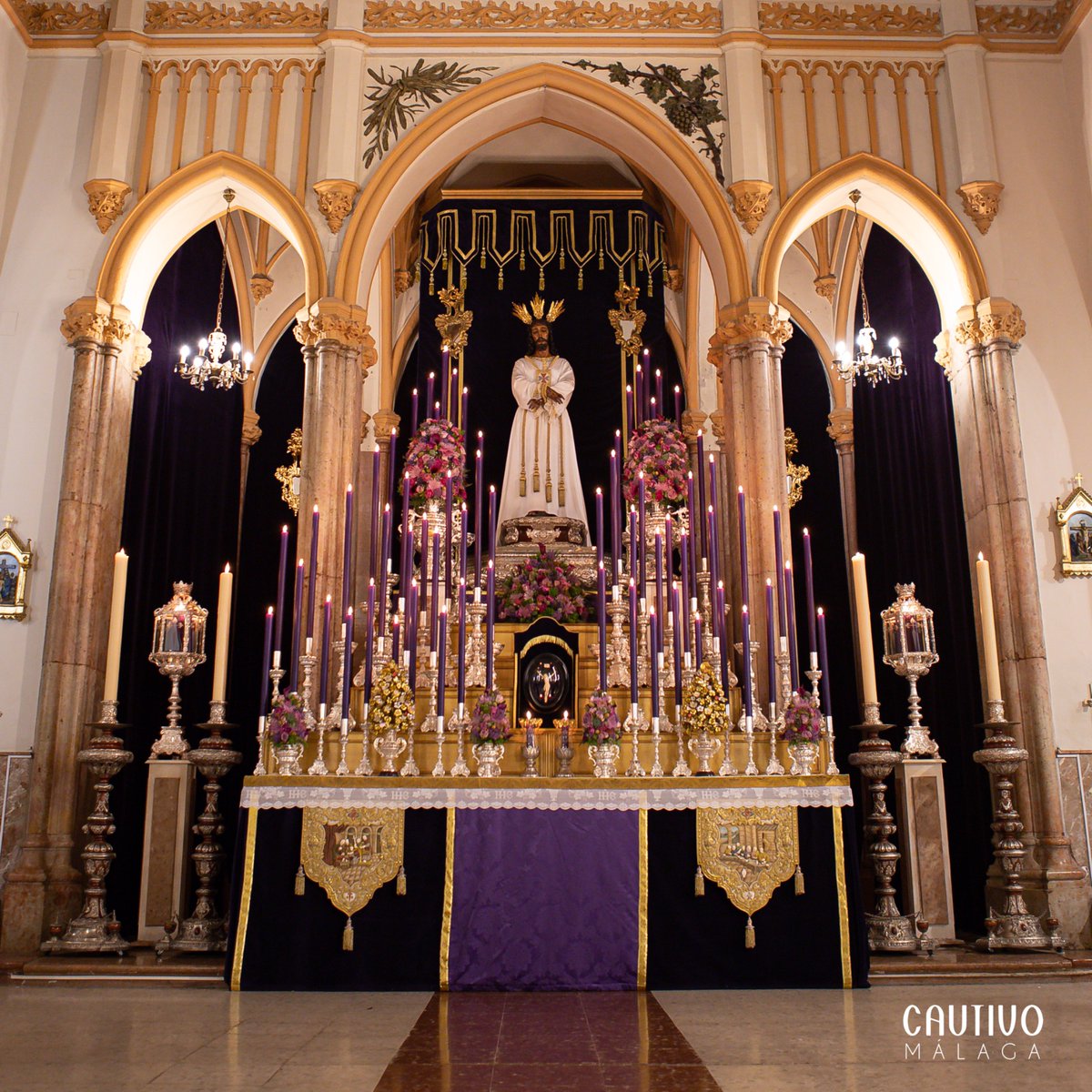 CULTO - Nuestro Padre Jesús Cautivo preside el altar efímero alzado en la parroquia de San Pablo para la celebración del Solemnísimo y Santo Quinario en su honor durante la primera semana de la Cuaresma. #CofradíasMLG.