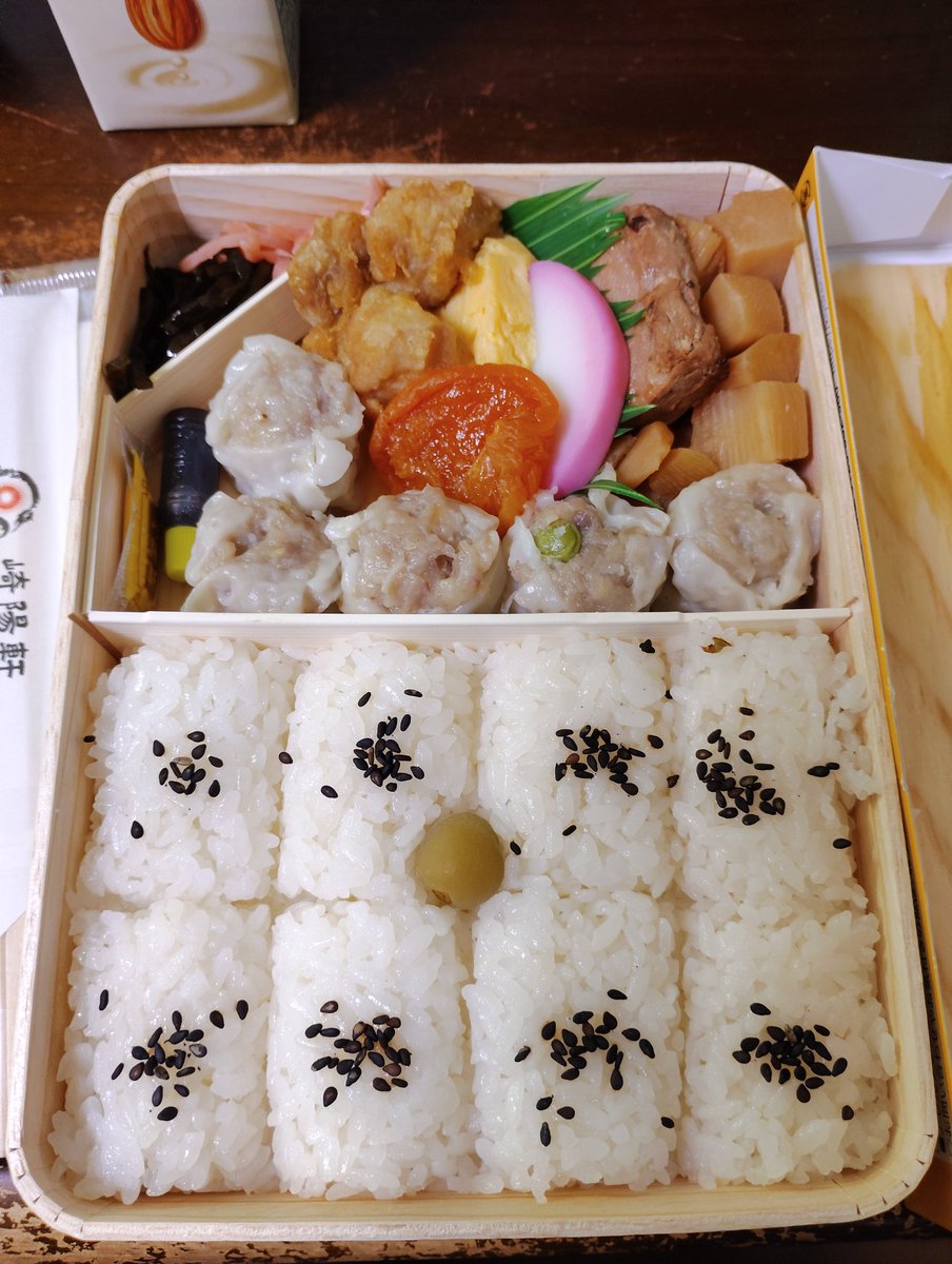 chappo115's tweet photo. 今年2個目のシウマイ弁当。今月から、1070円→1180円に値上げ。そのせいか、今日は行列しないですぐ買えました。個人的には、ごはんを2段×3列にしておかずもシウマイだけ3個にしたスリム型シウマイ弁当（価格は1000円未満）が出てくれないかなぁー、と思います。 https://t.co/9fyWkSKdu2