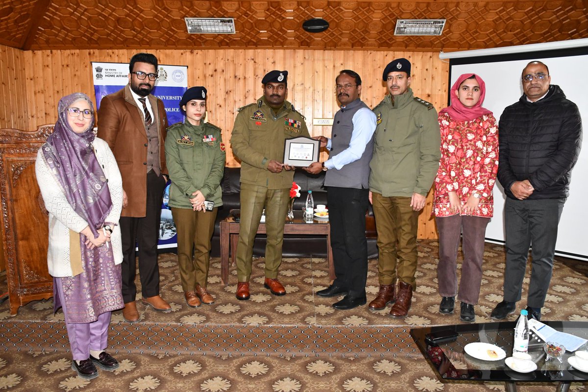 brighterkashmir's tweet photo. Jammu &amp; Kashmir Police in Collaboration with Rashtriya Raksha University Organizes Two-Week Workshop on Tech-Infused Tourism Policing at DPL Srinagar.@SrinagarPolice
@JmuKmrPolice https://t.co/RThCP2BzuQ