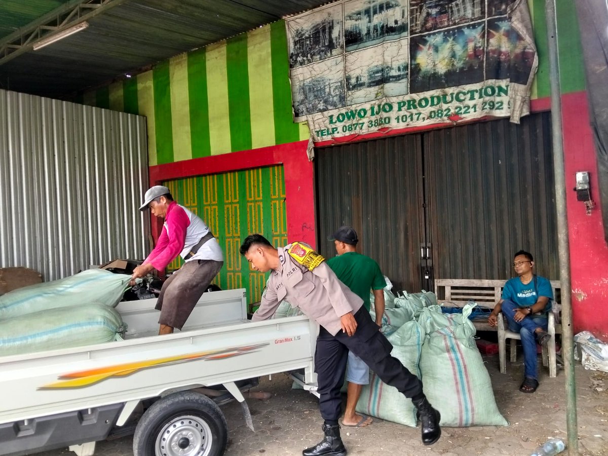 DirmanDirm97435's tweet photo. Bhabinkamtibmas Trirenggo Aiptu Amat Riyadi, S.H. melaksanakan sambang dan patroli di UD Lowo Ijo, Rabu (18/02/2026), serta memberikan pesan kamtibmas agar waspada terhadap penipuan transaksi.
#Bhabinkamtibmas #Binmas #Kamtibmas #Polri https://t.co/bLbkAhEL55