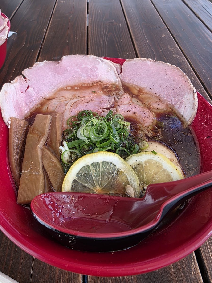 m_Reve_m's tweet photo. 奈良の「YAMATO BLACK RAMEN」に行ってきた。この漆黒スープのツヤとチャーシューの質感が堪りませんな。
レモンで後味スッキリ、見た目とのギャップに完敗。
​📍 YAMATO BLACK RAMEN（ならまち）
#YAMATOBLACKRAMEN #ランチ #奈良グルメ #ラーメン #休日 https://t.co/YaU1dxLWgP