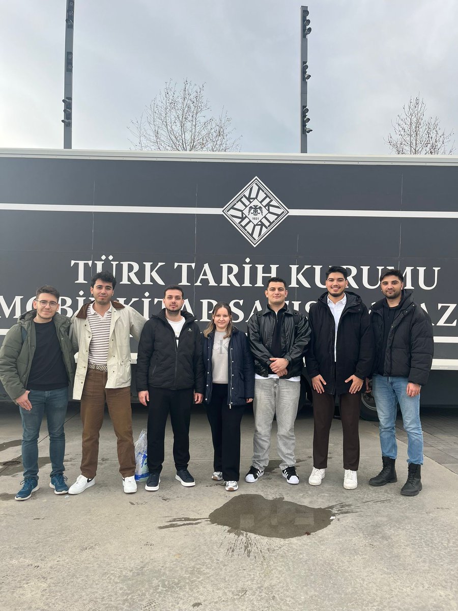 SAUTarihTpl's tweet photo. Türk Tarih Kurumu Yazar–Okur Buluşmaları kapsamında düzenlenen imza gününde, değerli hocalarımızla bir araya gelerek kitaplarla dolu, verimli bir zaman geçirme fırsatı bulduk.

Tarih bilincini güçlendiren bu anlamlı organizasyon için, Türk Tarih Kurumu’na teşekkür ederiz. https://t.co/atyPhZB42v