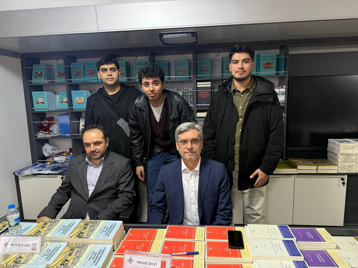 SAUTarihTpl's tweet photo. Türk Tarih Kurumu Yazar–Okur Buluşmaları kapsamında düzenlenen imza gününde, değerli hocalarımızla bir araya gelerek kitaplarla dolu, verimli bir zaman geçirme fırsatı bulduk.

Tarih bilincini güçlendiren bu anlamlı organizasyon için, Türk Tarih Kurumu’na teşekkür ederiz. https://t.co/atyPhZB42v
