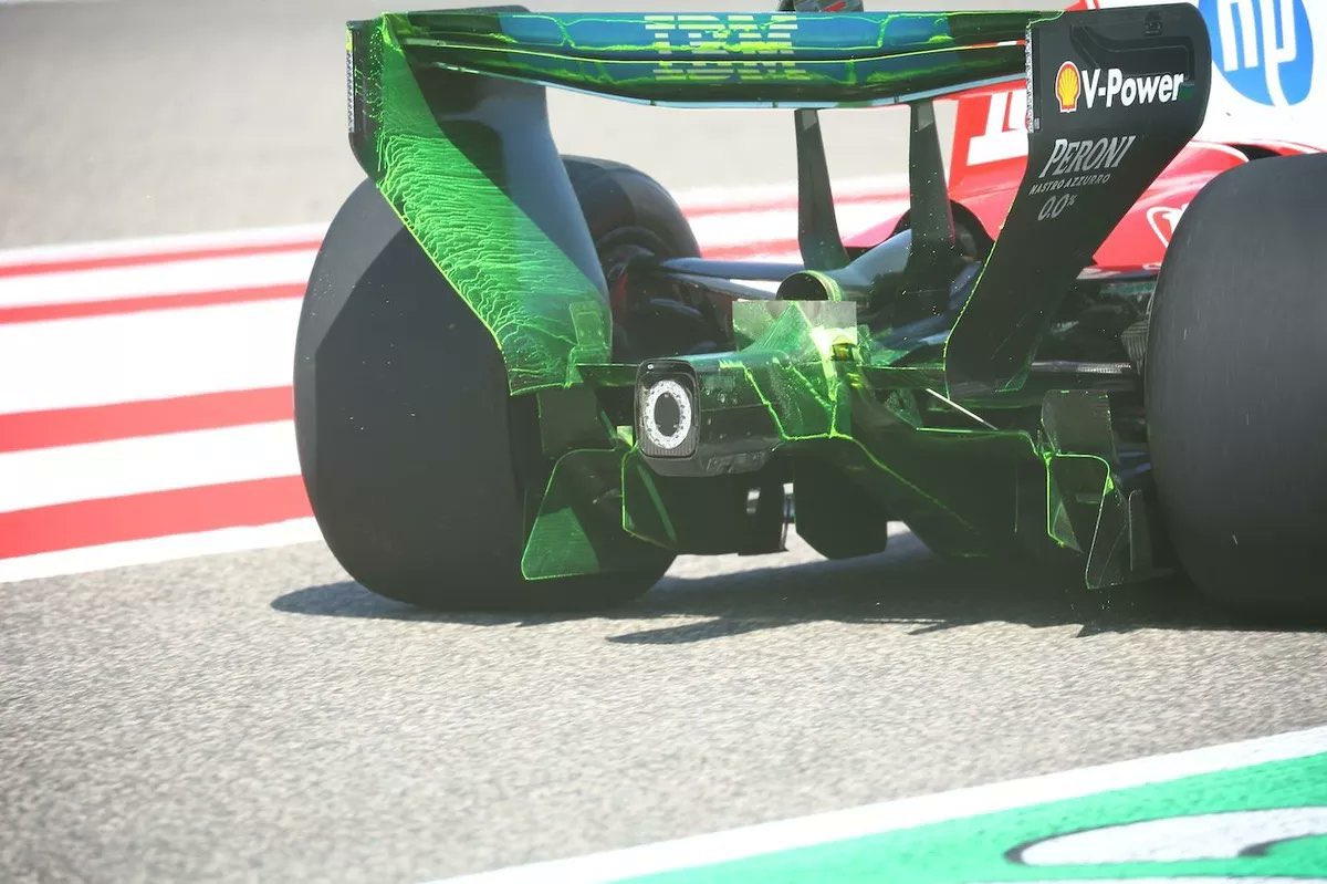 CL16_inside's tweet photo. 🔴 La Scuderia introduit une importante nouveauté aérodynamique qui ne pourra pas être copiée. La SF-26 est équipée d'un volet appelé FTM qui exploite le souffle des gaz d'échappement, désormais actifs même à bas régime pour la récupération d'énergie. 

➡️ Ferrari a surpris le paddock en présentant une nouveauté aérodynamique inédite, gardée secrète. Une petite aile est apparue devant le tuyau d'échappement de la SF-26, attirant immédiatement l'attention des autres équipes. Une position inédite, compte tenu de ce que l'on a vu jusqu'à présent sur les monoplaces 2026, fruit d'une lecture brillante du règlement technique.

➡️ Les avantages de cette solution découlent également de l'utilisation particulière des unités motrices 2026. La nécessité de recharger la batterie a contraint les motoristes à exploiter l'unité endothermique également comme générateur d'énergie électrique, d'où la nécessité de maintenir le V6 à un régime élevé et, par conséquent, à une combustion constante qui produit des gaz d'échappement même dans les virages parcourus à vitesse moyenne et faible.

➡️ Si cette solution confirme les avantages escomptés, la concurrence ne pourra pas copier une solution similaire sans devoir repenser l'arrière de la monoplace. Un petit avantage que Ferrari s'est réservé, en décidant de ne dévoiler cette solution que lors du dernier test avant le début de la saison.

#F1 #F1Testing