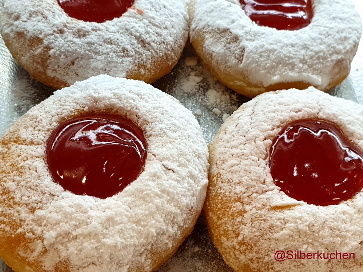 Silberkuchen's tweet photo. Aschermittwoch......alles schon wieder vorbei.......#aschermittwoch #fasching #fasnet #karneval #narren #narri #narro #helau #foodphotography #foodblog #krapfen #foodlover #kuchenliebe #foodblogeats #foodings #foodpics #foodforfoodie #twinkies #narrenfrühstück #party #aschenkreuz https://t.co/Qjuvzb0Rmy