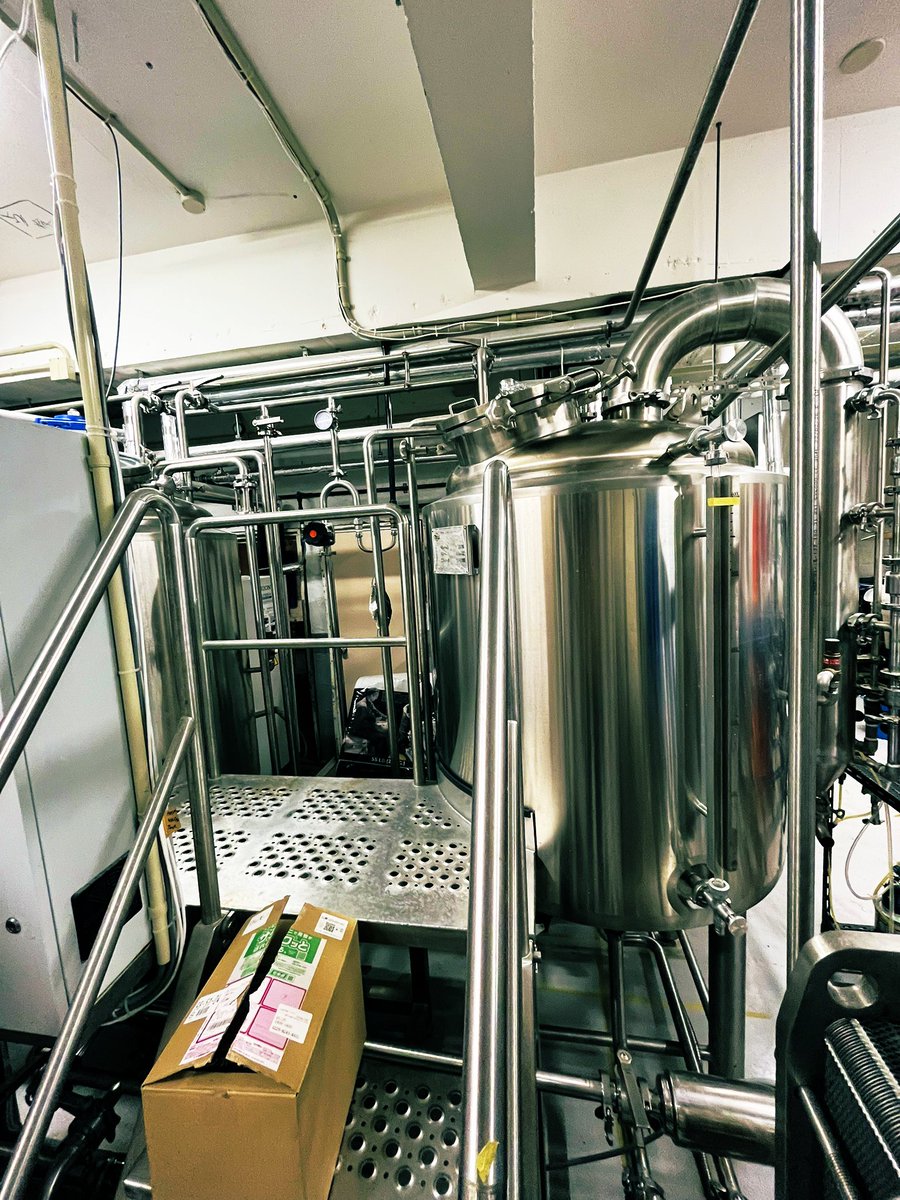 本日は沖縄 FILL Brewing さんにて #欧州酒場サケトメシト ５周年記念ビールを醸造して参りました🍻

当店、欧州酒場サケトメシトの斉藤店長と、Fill Brewingの武井代表はお互いに旧知の仲で周年を記念するビールを造るのに最高の人選となりました…！

4月に店舗にてお披露目なのでどうぞお楽しみに！