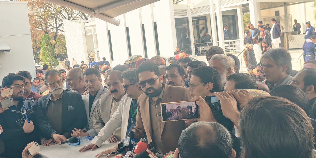 iwaseemmalik's tweet photo. بریکنگ نیوز : سہیل آفریدی نے عمران خان رہائی فورس کے قیام کا اعلان کردیا، سہیل آفریدی کے مطابق "یہ ایک منظم فورس ہوگی، یہ فورس پرامن جدوجہد کرے گی، تحریک انصاف کے تمام ونگز اس میں شامل ہونگے، ہم ممبر شپ کا آغاز کرہے ہیں، عید کے بعد میں اس فورس سے حلف لوں گا اور جب یہ فورس عمران خان کو رہا کروا لے گی تو ختم کردی جائے گی، اب پہلے تیاری اور پھر لڑائی ہوگی" !