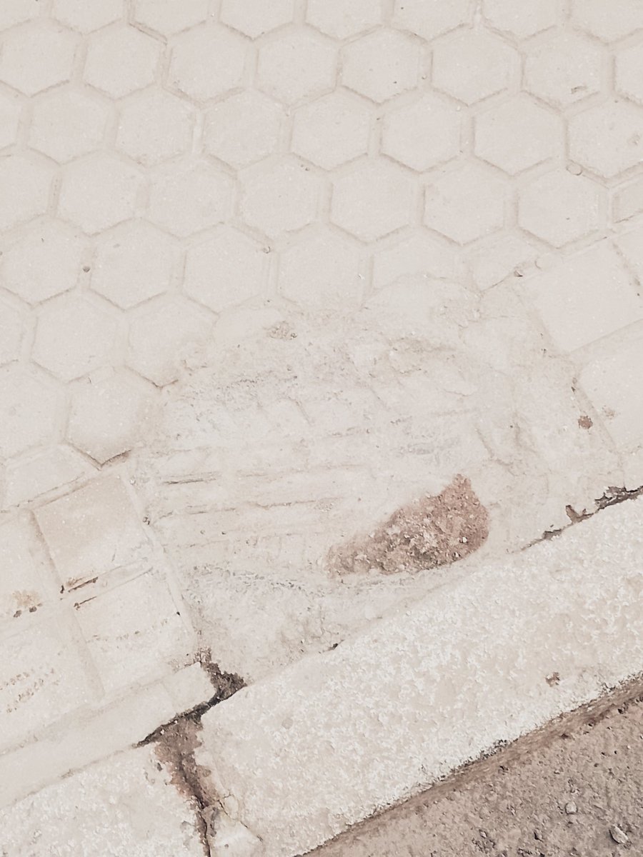 VoceandoSevilla's tweet photo. .@Ayto_Sevilla una vez más se hace una obra en Sevilla y nadie supervisa que lo hayan hecho todo bien,C/Alcázares 6 meses en obra, y...Gran socavón sin alquitrán, relleno de acerado con alquitrán y huella con cemento en la acera,, tercermundista TODO y c/Sta Angela sigue en obras https://t.co/N48FdJeQ4U