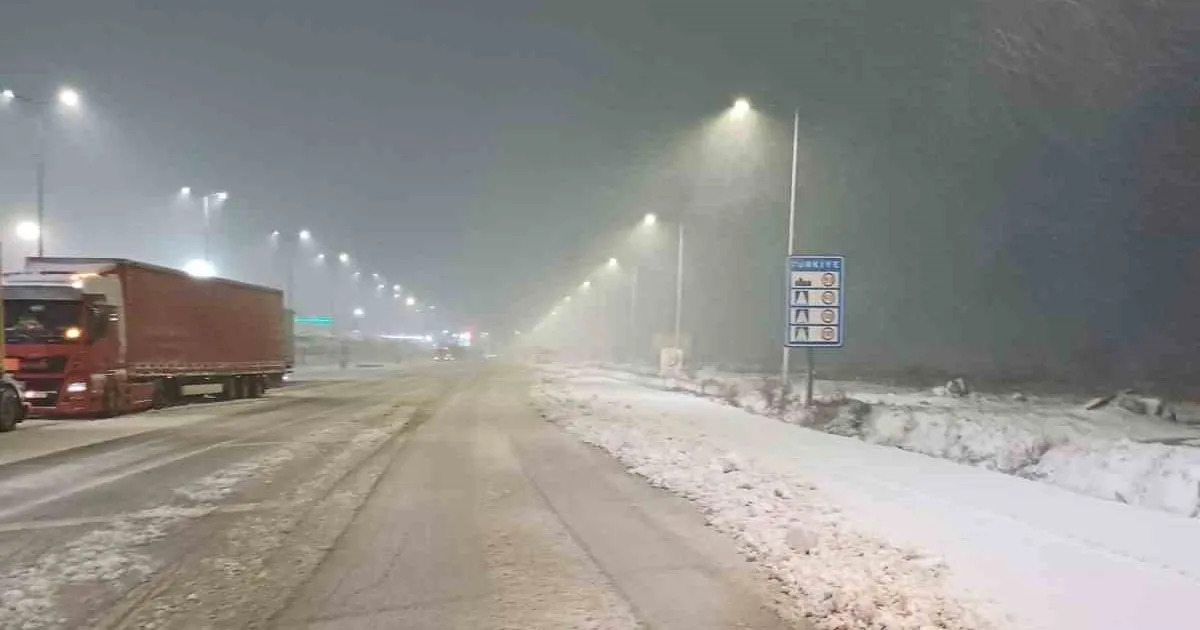 Balkanlar'dan Kar Geldi: Hamzabeyli Sınır Kapısı'nda Ekipler Teyakkuzda: Balkanlar üzerinden gelen kar, Edirne Hamzabeyli Sınır Kapısı’nda etkili oluyor. Ekipler yolu açık tutmak için tuzlama çalışması başlattı.

Türkiye… haberxr.com/cevre/balkanla… #Balkanlar #Kar #Hamzabeyli