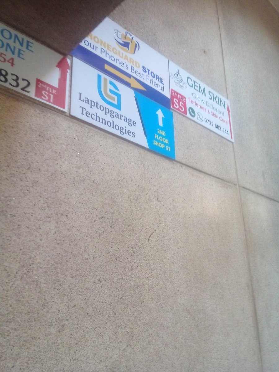 Juzi tu nilikua nataka kuona kwa <a href="/rigyoguda/">Oguda 🍉</a> wa phone cases kufika huko nikashikwa na angzayati nikarudi kwangu😂😭