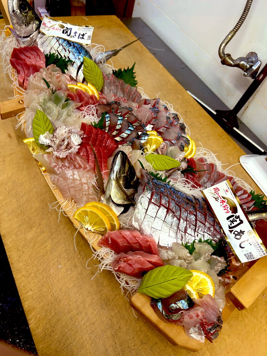 皆様おこんにちは︎💕︎ 今朝の船はこんな舟盛りになりました