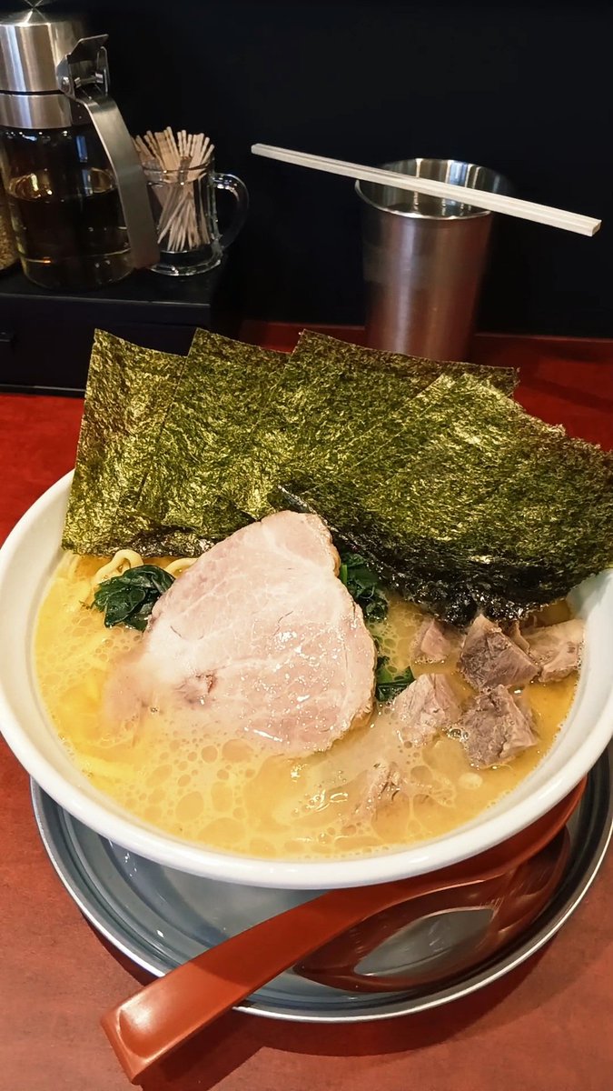 yokiecoco's tweet photo. 横浜ラーメン弐七家 MAIN BASE@横浜市旭区

今日は美味しい塩ラーメン🍜🍥を食べようと横浜ラーメン弐七家 MAIN BASE🍜🍥でランチ🍱にします🎵

詳細はブログを見て下さい🎵
　　　　　　↓　
アメブロ(ラーメンブログ)
https://t.co/T9kYFyEcq2

#弐七家 #家系ラーメン #横浜ラーメン #MAINBASE https://t.co/jQp37qcX4e