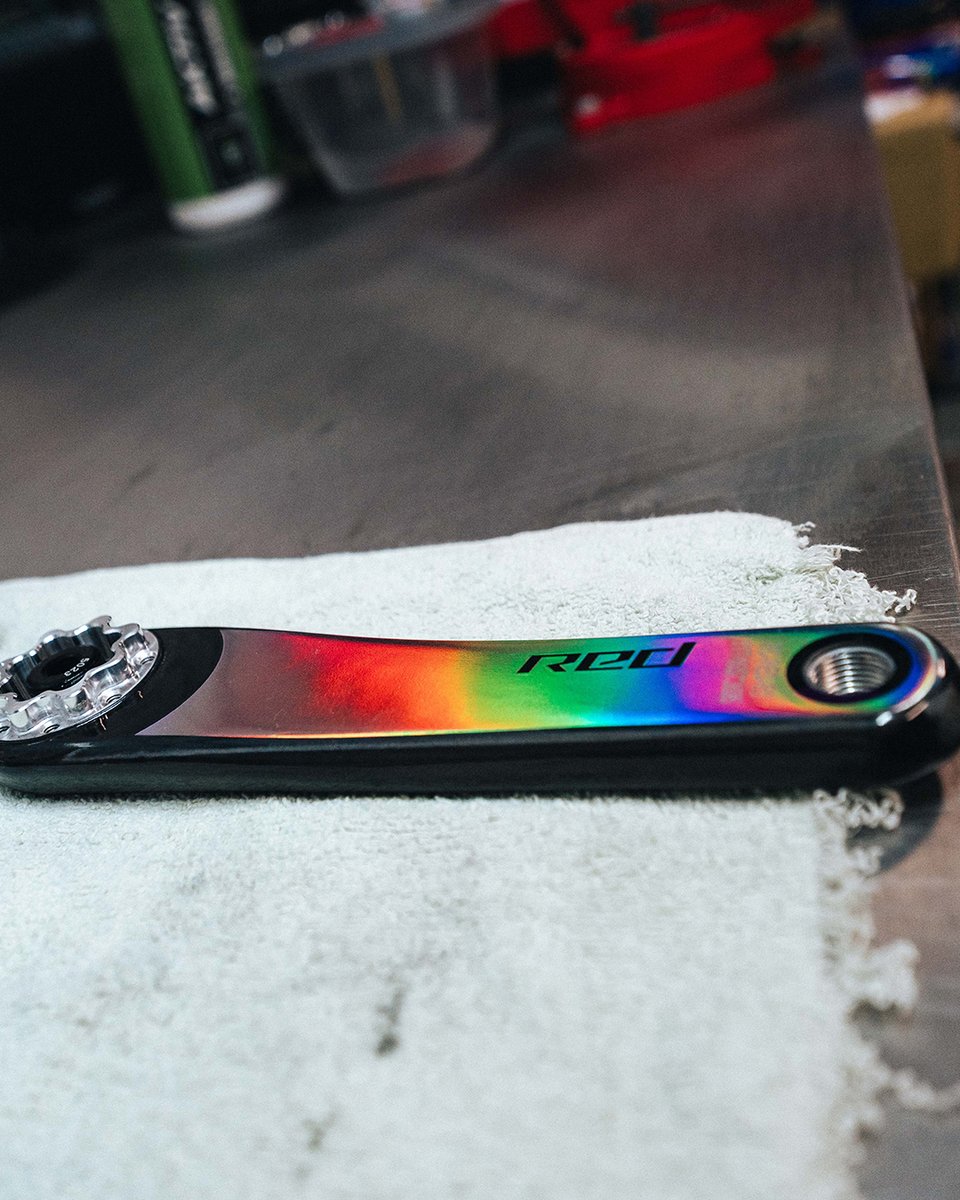ManyS_cycle's tweet photo. 🌈 WORLD CHAMPION BIKE 🌈
2026 CX世界選手権 女子エリート優勝
ルシンダ・ブラントのマシンに、
虹色のSRAM Red AXSがアッセンブル。
勝者だけに許されたカラー。
その一台は、速さだけでなく“証明”そのもの。
#SRAM #RedAXS #CXWorlds #WorldChampion #Cyclocross https://t.co/UOvyGvblj1
