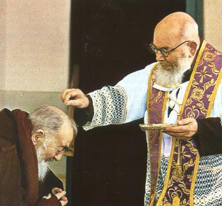 “Memento, homo, quia pulvis es, et in pulverem reverteris"
"Recuerda que eres polvo y en polvo te has de convertir" (Génesis 3, 19)

La verdad más grande de la vida. El tortazo de humildad que nos espabila. Somos muy poquito, pero por sus brazos abiertos en la Cruz, somos mucho.