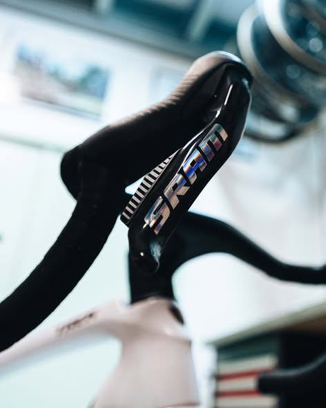 ManyS_cycle's tweet photo. 🌈 WORLD CHAMPION BIKE 🌈
2026 CX世界選手権 女子エリート優勝
ルシンダ・ブラントのマシンに、
虹色のSRAM Red AXSがアッセンブル。
勝者だけに許されたカラー。
その一台は、速さだけでなく“証明”そのもの。
#SRAM #RedAXS #CXWorlds #WorldChampion #Cyclocross https://t.co/UOvyGvblj1