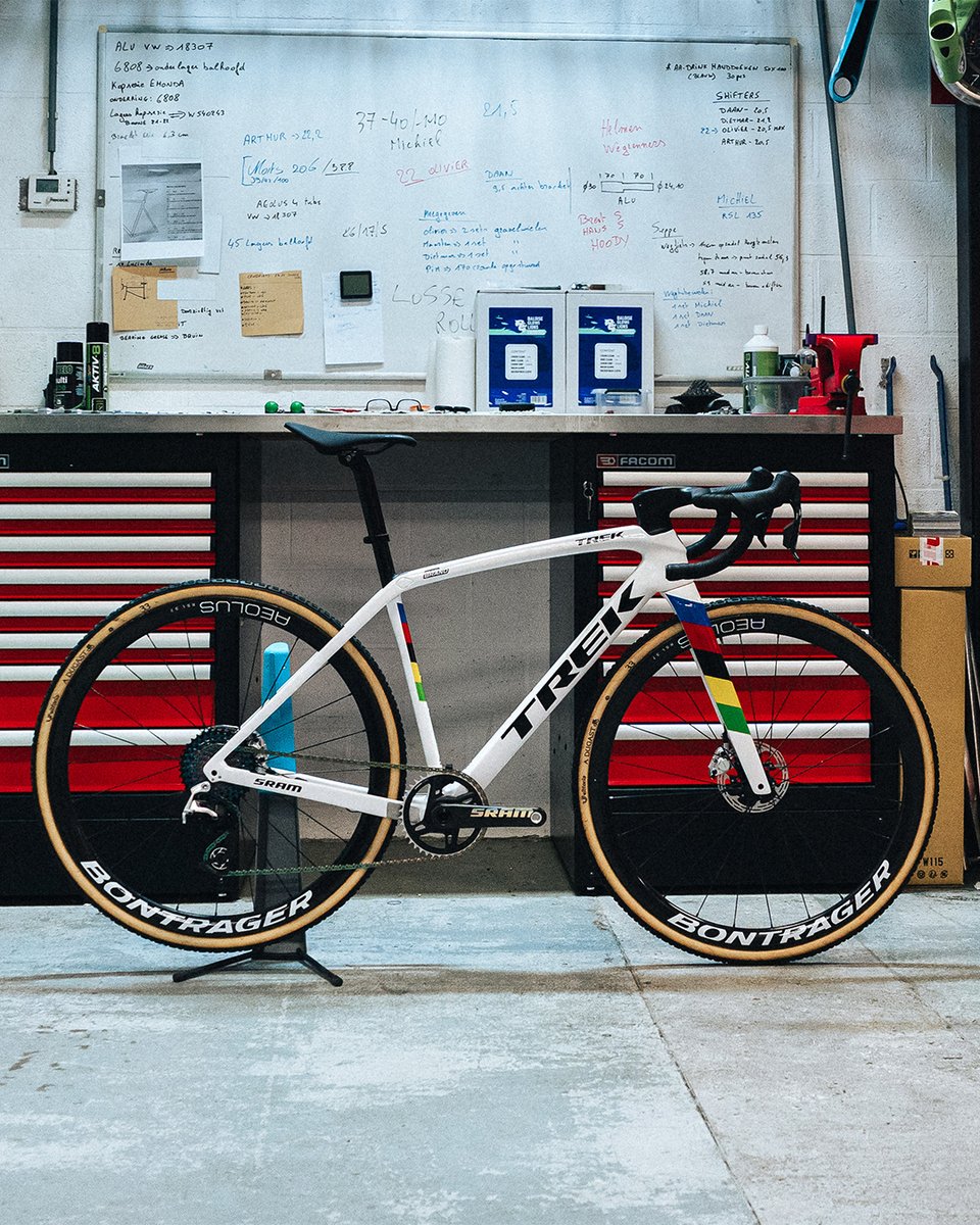 ManyS_cycle's tweet photo. 🌈 WORLD CHAMPION BIKE 🌈
2026 CX世界選手権 女子エリート優勝
ルシンダ・ブラントのマシンに、
虹色のSRAM Red AXSがアッセンブル。
勝者だけに許されたカラー。
その一台は、速さだけでなく“証明”そのもの。
#SRAM #RedAXS #CXWorlds #WorldChampion #Cyclocross https://t.co/UOvyGvblj1