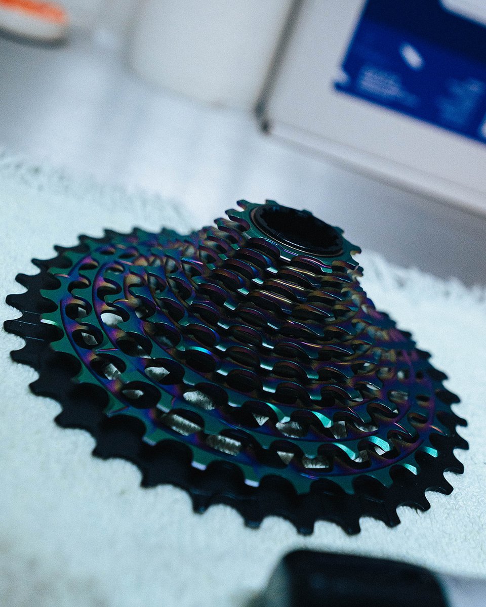 ManyS_cycle's tweet photo. 🌈 WORLD CHAMPION BIKE 🌈
2026 CX世界選手権 女子エリート優勝
ルシンダ・ブラントのマシンに、
虹色のSRAM Red AXSがアッセンブル。
勝者だけに許されたカラー。
その一台は、速さだけでなく“証明”そのもの。
#SRAM #RedAXS #CXWorlds #WorldChampion #Cyclocross https://t.co/UOvyGvblj1