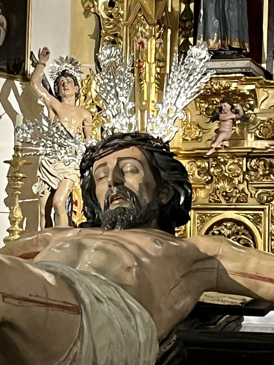 Así amanece el Santísimo Cristo De la Vera + Cruz ya preparado para el Vía Crucis de esta tarde, tras la Santa Misa.
