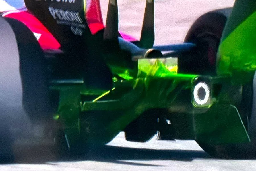 44britcedes's tweet photo. #F1Testing || One of the innovations seen on the Ferrari is the new flap added to the exhaust outlet.

The team ran an aero fluid session to see the airflow at the rear after the new parts.

It's being said that Ferrari deliberately saved this update for the final day, potentially gaining an average of 0.150 to 0.250 seconds in performance with it. The basic principle is to convert the air from the exhaust into downforce.

This morning, some names, including [Andrea] Stella, examined this area for a long time.