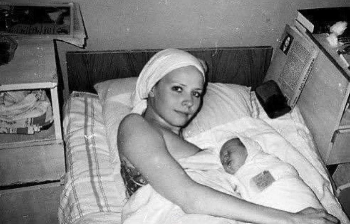 Впервые в мире отпуск по беременности и родам был введён в Советской России.

27 ноября 1917 года Советом народных комиссаров был принят Декрет «О пособии по беременности и родам». Поэтому на долгие годы он получил название «декретный отпуск».