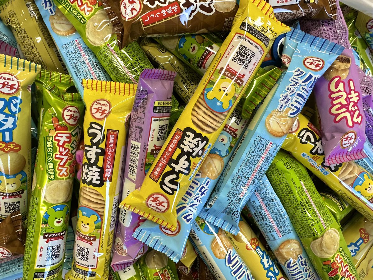 イベント準備中、、 #たっぴくんたっぴちゃん の2人でお菓子の中に