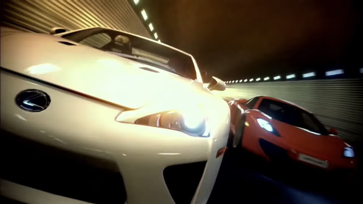 横にオレンジのマクラーレン置いてる時点で確信犯やろw