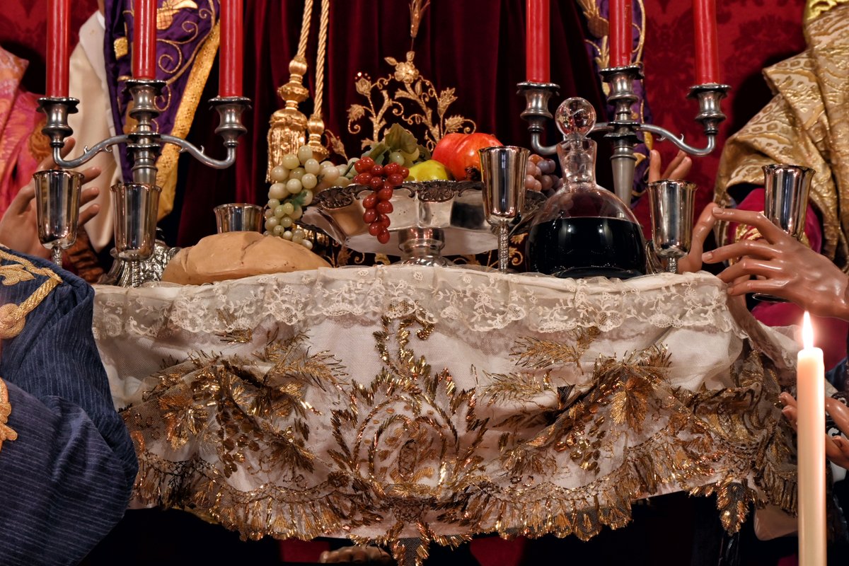 Existen numerosos detalles que aportan valor iconográfico al conjunto, entre ellos la gubia de Santiago el Menor —correspondiente a una de las gubias del maestro D. Luis Álvarez Duarte—, el hacha de Judas Tadeo, la bolsa con las treinta monedas de Judas Iscariote que estrena para