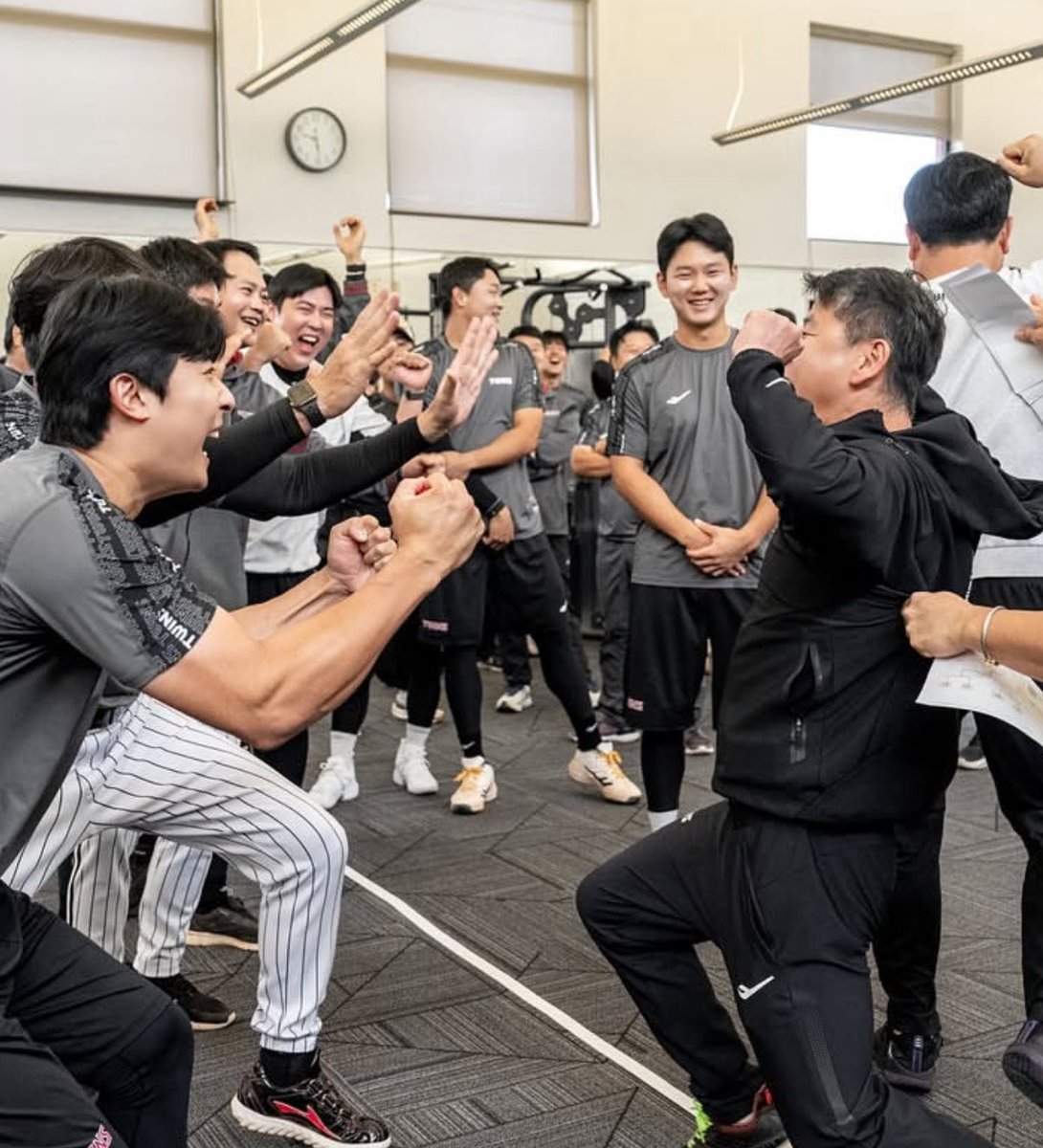 친척어른분들 다같이 신나서 춤추는데

이주헌:쭈뼛쭈뼛

같음