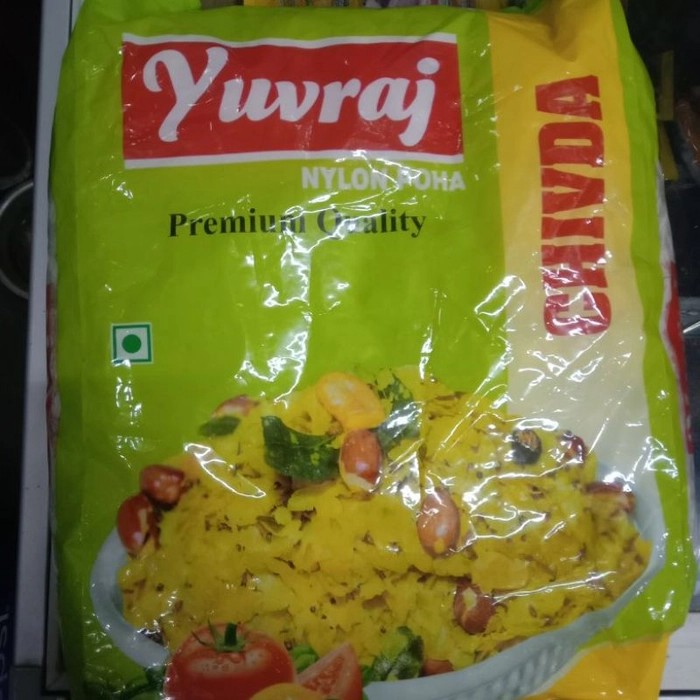 thetatvaindia's tweet photo. WATCH | Yuvraj Poha is being packed on dirty floors with bare hands, no gloves. Video sparks health concerns. https://t.co/FQyOkPAYNB