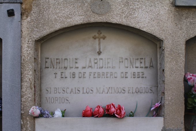 El 18 de Febrero de 1952 fallecía Enrique Jardiel Poncela. Tiene uno de los mejores epitafios del mundo y está enterrado en el Cementerio Sacramental de Santa María en Madrid 🖤🪦