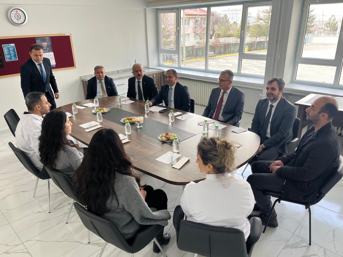 kmarasilmem's tweet photo. Elbistan ziyaretleri kapsamında İl Millî Eğitim Müdürümüz Erhan Baydur, Elbistan Bilim ve Sanat Merkezi’ni ziyaret etti.

Merkezde yürütülen eğitim faaliyetleri ve projeler hakkında bilgi alan Müdürümüz, öğrencilerle bir araya gelerek çalışmalarını yerinde inceledi. Başarılarından dolayı öğrencileri ve öğretmenleri tebrik etti.
