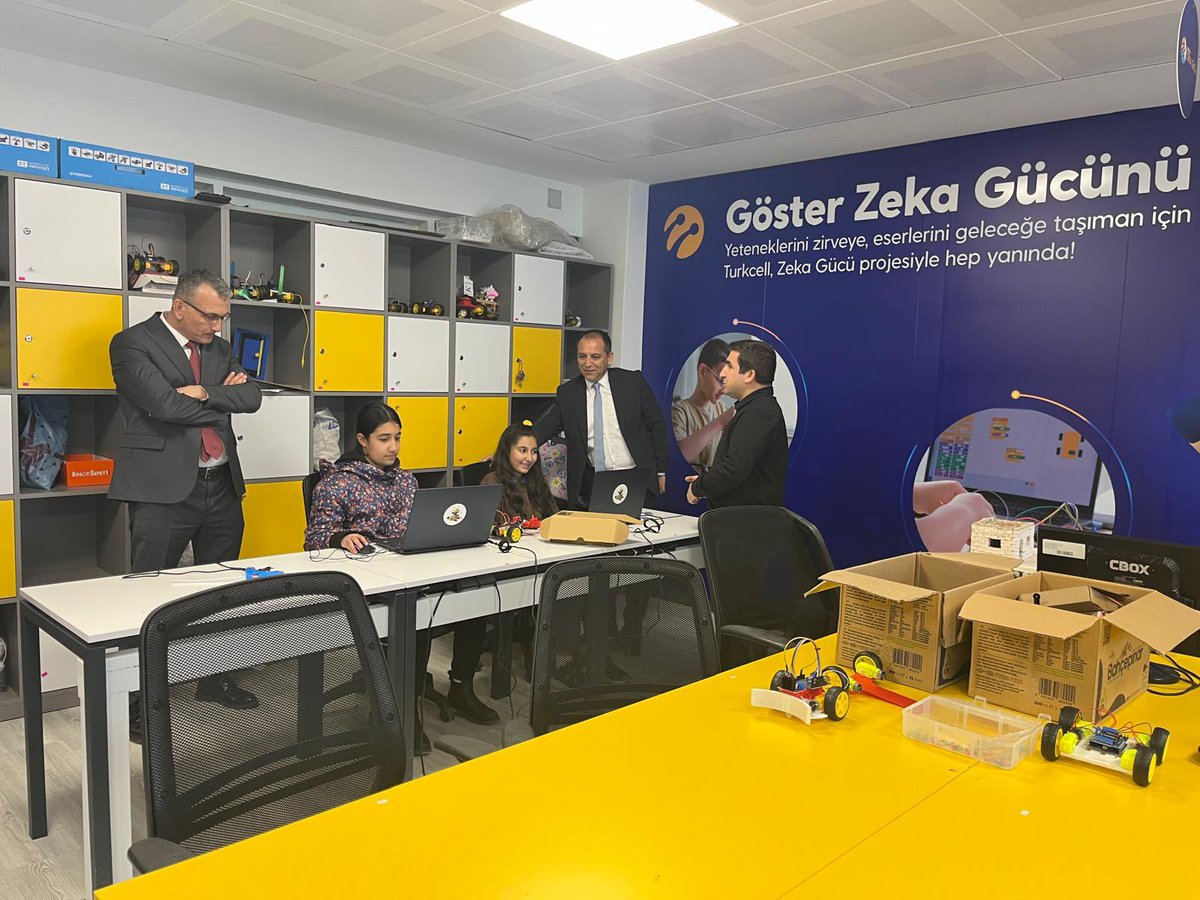 kmarasilmem's tweet photo. Elbistan ziyaretleri kapsamında İl Millî Eğitim Müdürümüz Erhan Baydur, Elbistan Bilim ve Sanat Merkezi’ni ziyaret etti.

Merkezde yürütülen eğitim faaliyetleri ve projeler hakkında bilgi alan Müdürümüz, öğrencilerle bir araya gelerek çalışmalarını yerinde inceledi. Başarılarından dolayı öğrencileri ve öğretmenleri tebrik etti.