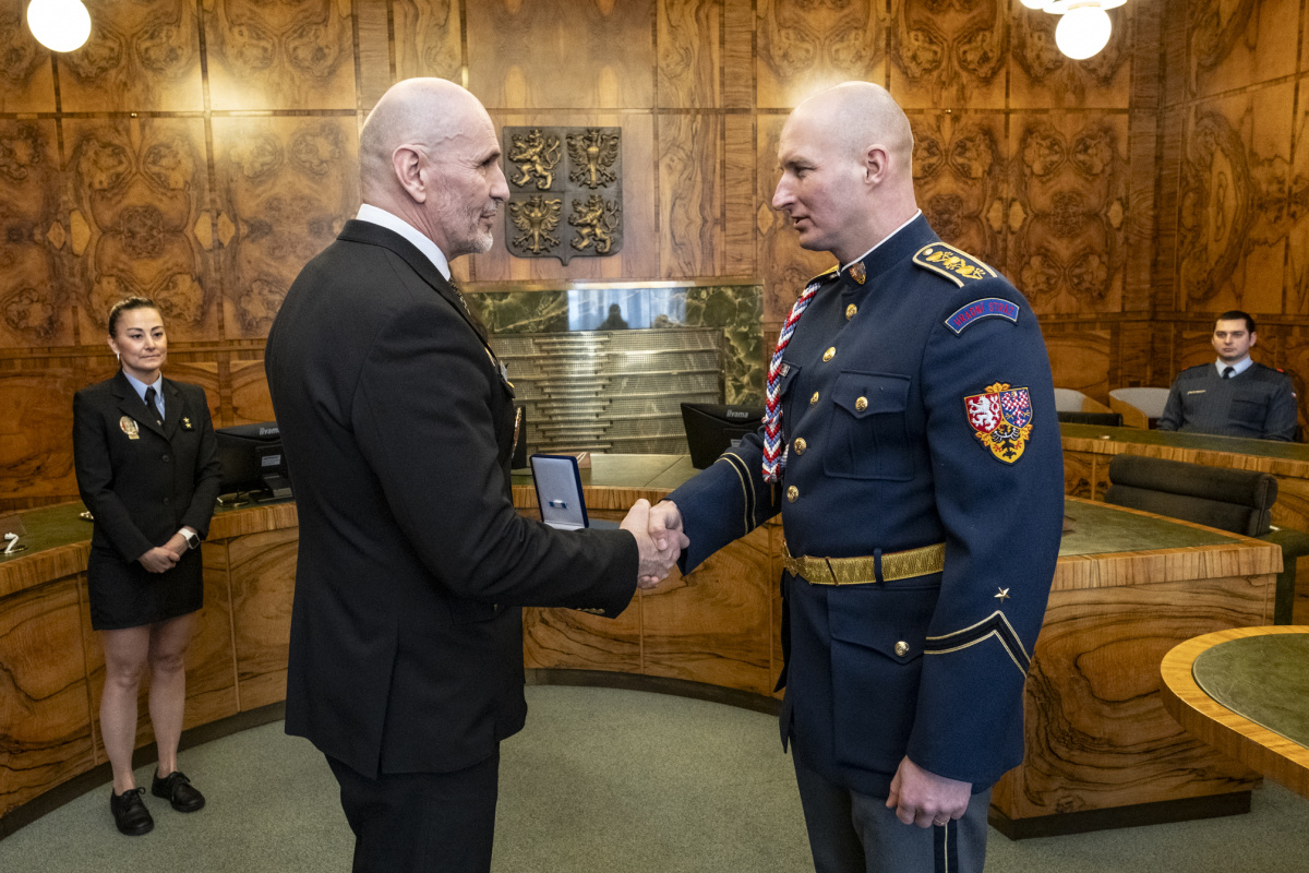 Včera odpoledne se v zasedacím sále Nové radnice konala slavnostní ceremonie, během níž ředitel Městské policie Ostrava Miroslav Plaček ocenil Medailí ředitele Městské policie Ostrava II. stupně dva příslušníky Hradní stráže České republiky.🎖️🎖️
