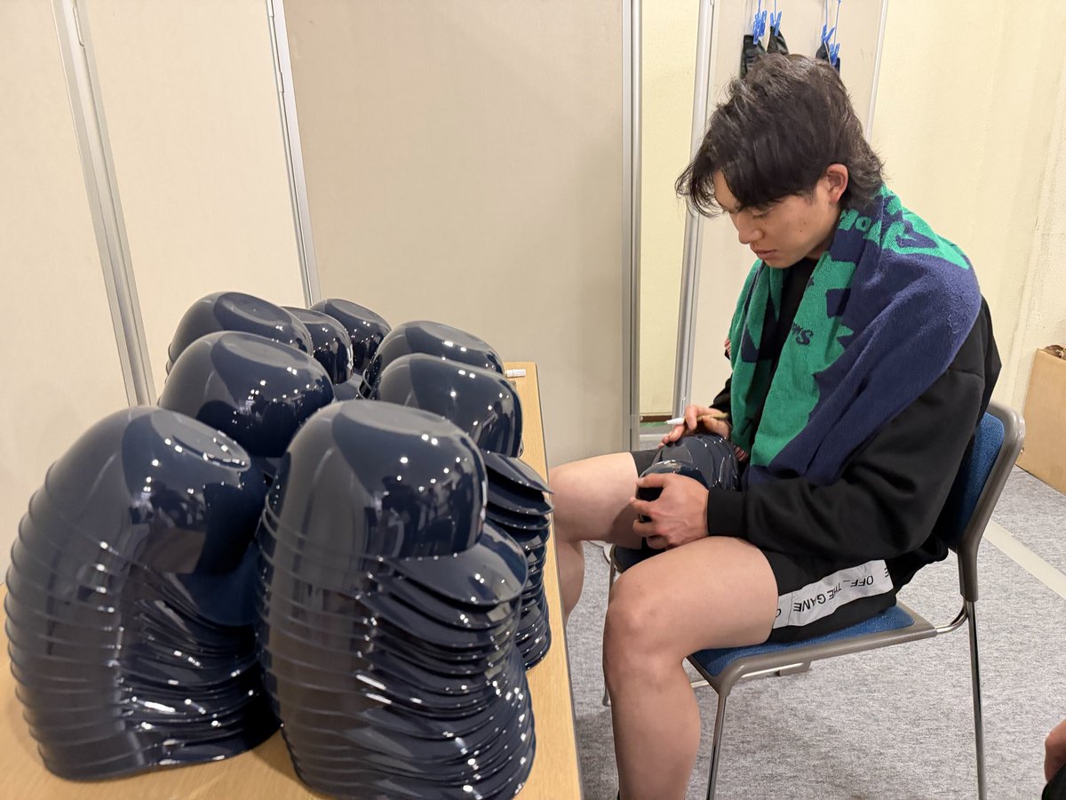 今年も #長岡秀樹 選手に
#ヒデチップス のヘルメット容器にサインをいただきました✨
ファンの皆様のために、なんと400個も書いてくださいました‼️

長岡選手！
いつも本当にありがとうございます😊

#神宮グルメ #球場グルメ #選手グルメ