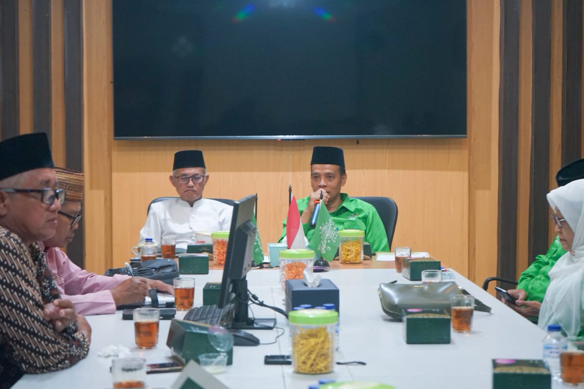 Alhamdulillah hari ini pengurus DPW PKB DIY bisa bersilaturrahim dan audiensi dengan PWNU DIY, diterima langsung oleh Rois Syuriah PWNU KH Mas'ud Masduki dan Ketua Tanfidziah PWNU Dr Ahmad Zuhdi Muhdlor beserta jajaran pengurus PWNU yang lain

DPW PKB silaturrahim dalam rangka