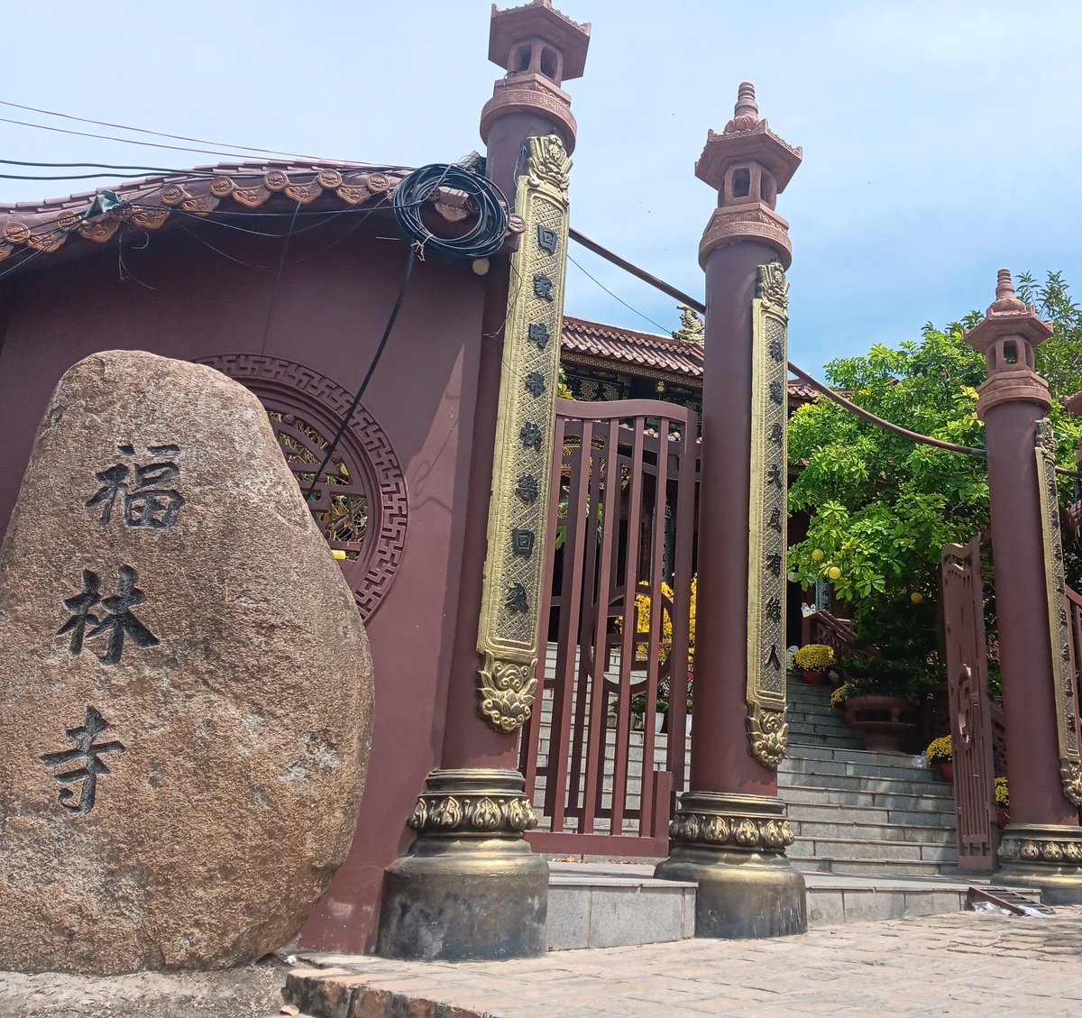 Jessicapham0902's tweet photo. Mùng một tập trung ăn và ngủ mong năm mới siêng năng chăm sóc sức khỏe bản thân dù có bận rộn.
Mùng hai tập trung đi chùa mong năm mới tâm hướng thiện đầu tiên trong mọi việc.
Đố anh chị đây là chùa nào? Ở đâu? https://t.co/4SosLw4E0o