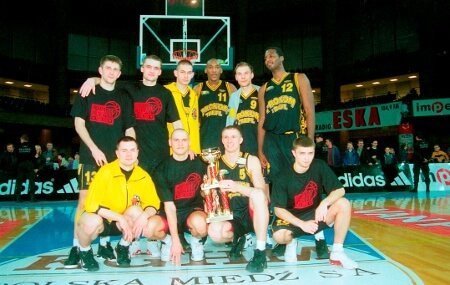 Na zdjęciu legendarna ekipa żółto-niebieskich z pierwszym Pucharem Polski w historii (Hala Ludowa, Wrocław, 26.03.2000) 😊 #plkpl