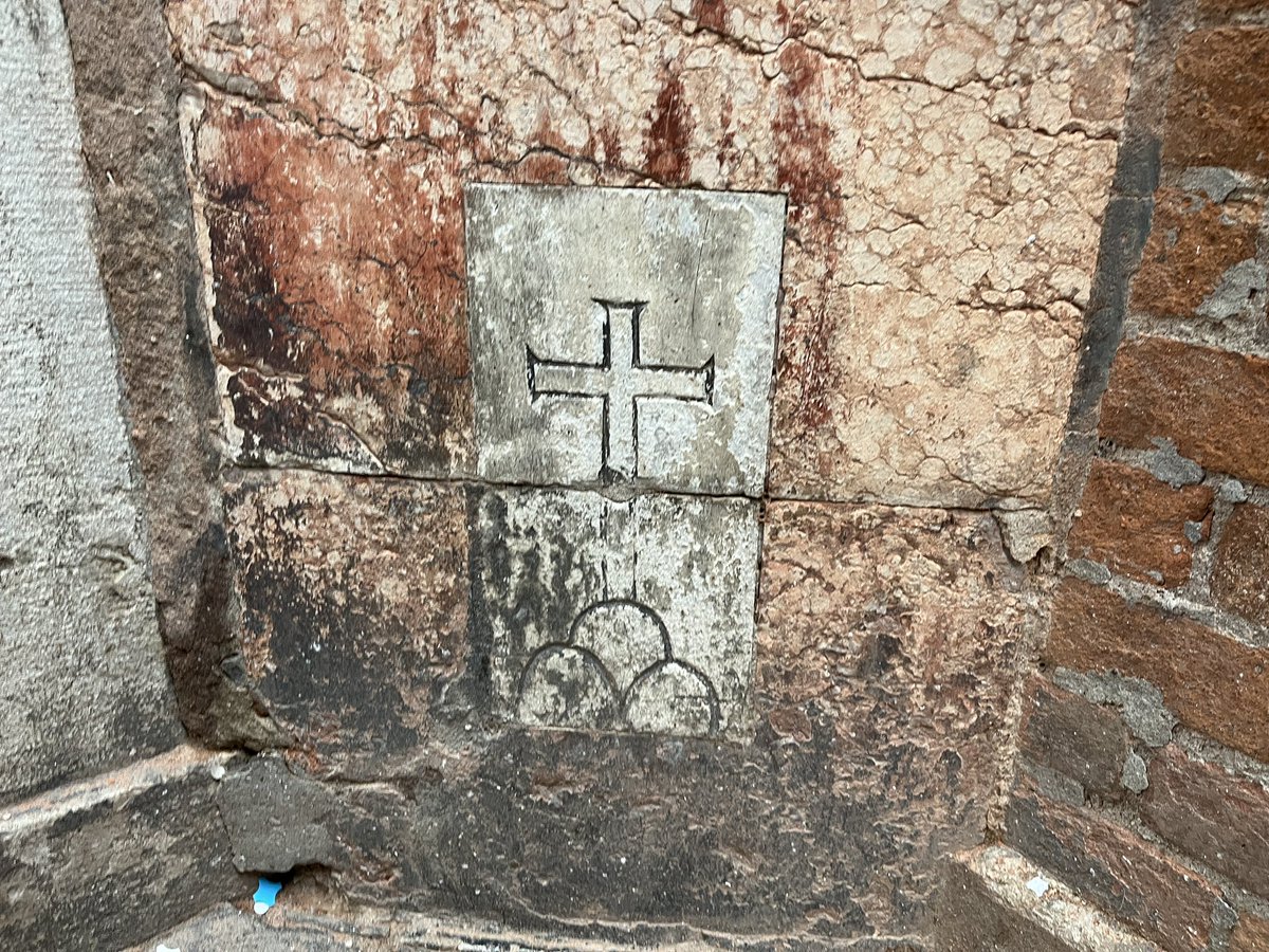 路地の角に十字架。これは日本の路地に鳥居の絵が描いてあるのと同じ