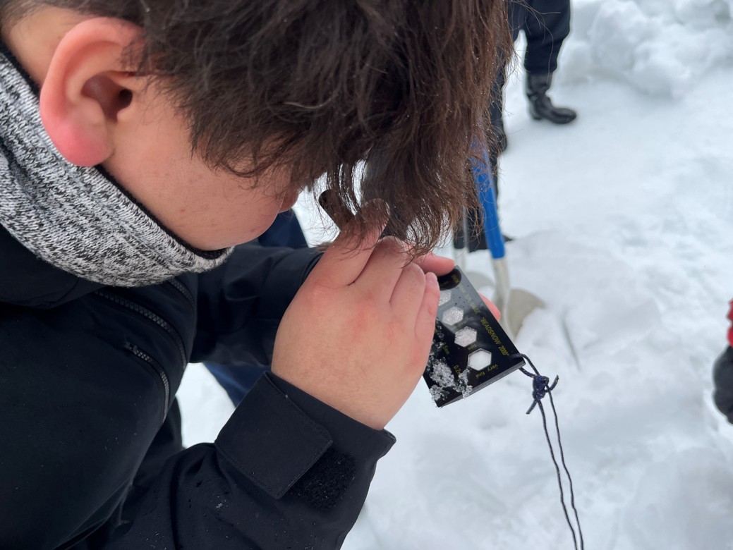 RisshoMet's tweet photo. 【十日町試験地 見学レポ②】
積もった雪って、実は“層”になってるの知ってますか？☃️
雪の断面観測を見学！
層の違いがはっきり見えて、「雪ってこんなに情報を持ってるのか…」と驚きました。
しまり雪やざらめ雪など、雪質の変化が観察できて面白い…！
（この積雪でもだいぶ減ったらしい😂） https://t.co/DM2e6T4li1