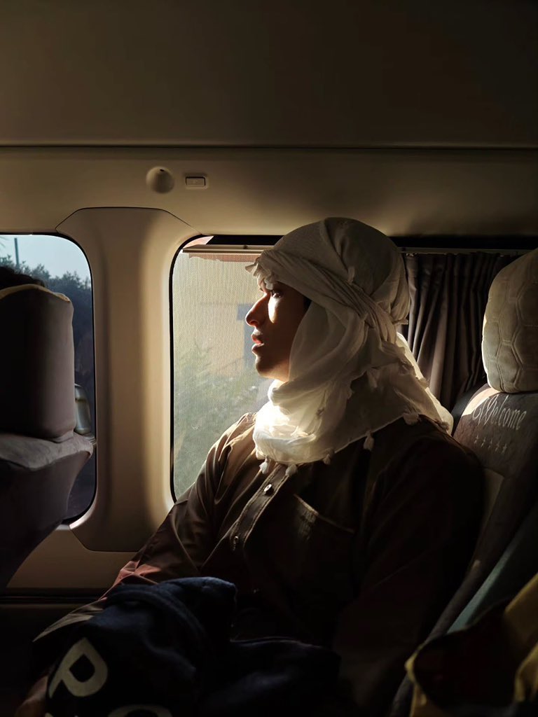 หล่อแบบดูร่ำรวย มีคนเอาไปตัดกับเพลงตุตะฟาเลเย้เตงตีเมเว้เตมตูอุคามฮาบีบีแอ่ดแอ้ดแอ้ดแอ้ดแอดแอดแอดแอ่ดแอ้ดยัง