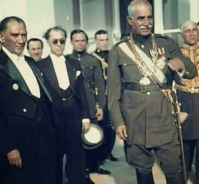 AtticusJazz's tweet image. Warum keine Republik im Iran, sondern eine konstitutionelle Monarchie?

Blicken wir zurück in die Geschichte des Iran im 20. Jahrhundert.

Reza Khan kam 1921 durch einen Coup d'État (mit britischer Duldung) an die Macht und wurde Kriegsminister, dann Premierminister.

Ab 1923/24