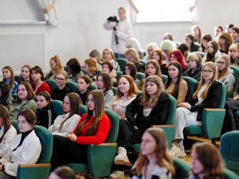 В Минске прошел форум о цифровых технологиях в модной индустрии kv.by/news/1071671-v…

На мероприятии ведущие специалисты модной индустрии рассказали будущим дизайнерам, как использовать в разработке коллекций одежды цифровые инструменты, и поделились своим опытом.