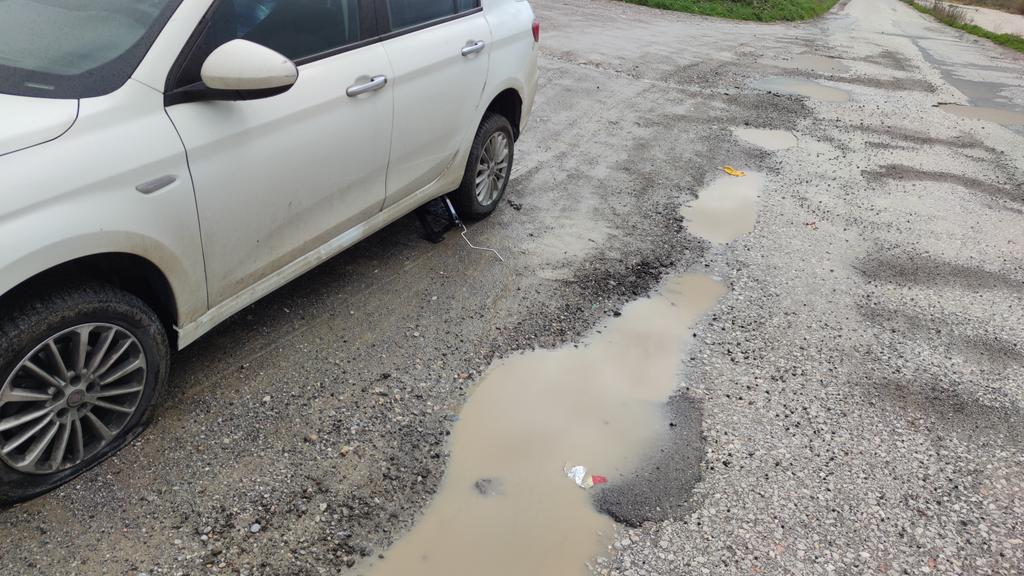 Güzel İzmir yolları sağolsun iki lastik birden patlattık . Büyükşehir belediyesi çalışıyor...