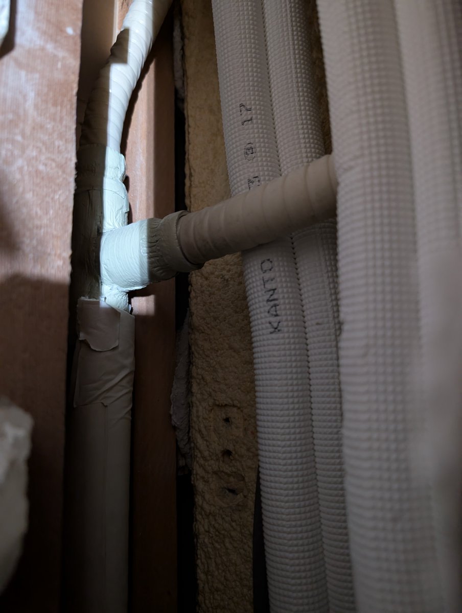 K2tech_AC's tweet image. 隠蔽めっちゃやりまくってるのでみんな僕に頼んで下さい🫶
なんなら一昨日は隠蔽2系統で配管、ドレン仕込む所からスタート！