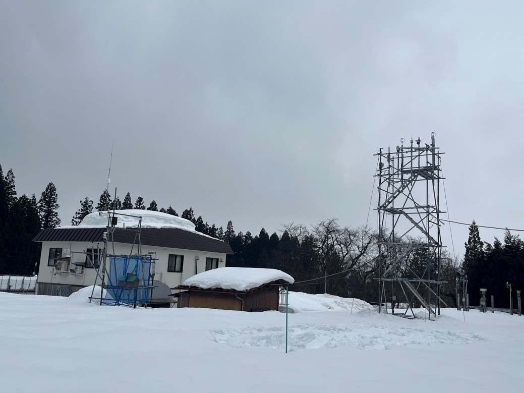 RisshoMet's tweet photo. 【十日町試験地 見学レポ③】
十日町試験地、観測の歴史はなんと100年以上…！☃️
雪国のデータが積み重なってきた重みを感じます。
雨量計も雪に負けないよう3m以上の高さに設置されています。

見学をご対応いただいた十日町試験地の皆さま、本当にありがとうございました！ https://t.co/L62whbgv1b