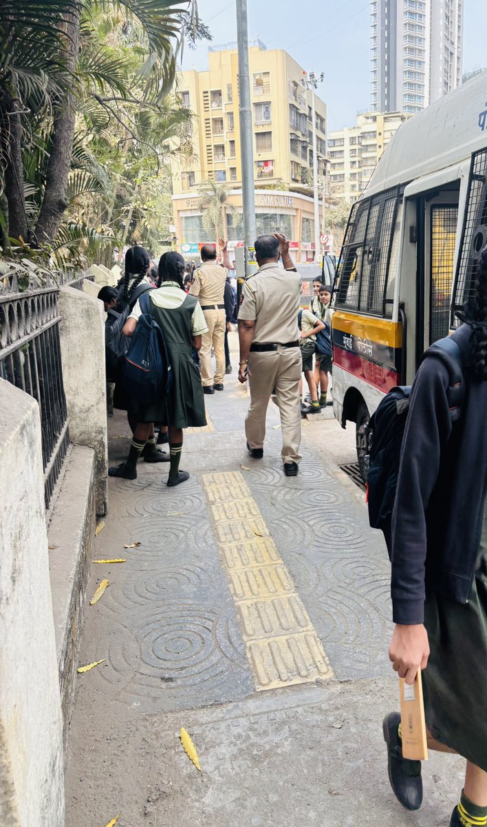 LoveOrlem's tweet photo. Today 18-02-26
Due to various complaints made by locals to #maladpolicestation of bikers riding on the foothpaths near #orlem Church & Mitchowki, police personnel were sent and started fining the lawbreakers.
Thank you @Malad_PS @MumbaiPolice for ur quick response.🙏🏼 https://t.co/sbPM3P1U4Y