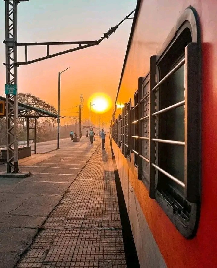 मैं भी मुसाफ़िर हूँ तेरी कश्ती का ए जिंदगी
तू जहां मुझसे कहेगी मैं वहीं उतर जाऊंगा
!!♥️🌺