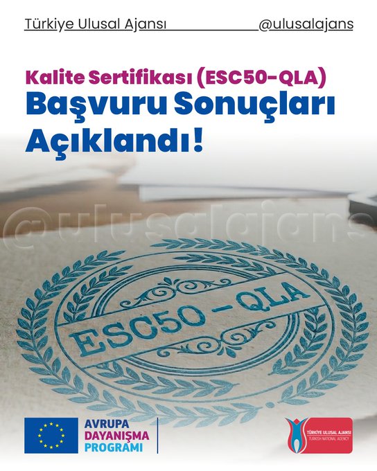 Açık gri arka planlı bir duyuru görselinde üst bölümde “Türkiye Ulusal Ajansı” ve “@ulusalajans” ifadeleri yer alıyor. Büyük ve renkli yazıyla “Kalite Sertifikası (ESC50-QLA) Başvuru Sonuçları Açıklandı!” başlığı bulunuyor. Arka planda ESC50-QLA ibareli, çelenk motifli bir kalite sertifikası mührü görseli yer alıyor. Alt sol köşede Avrupa Birliği bayrağı ve “Avrupa Dayanışma Programı” logosu, alt sağ köşede ise Türkiye Ulusal Ajansı logosu bulunuyor.